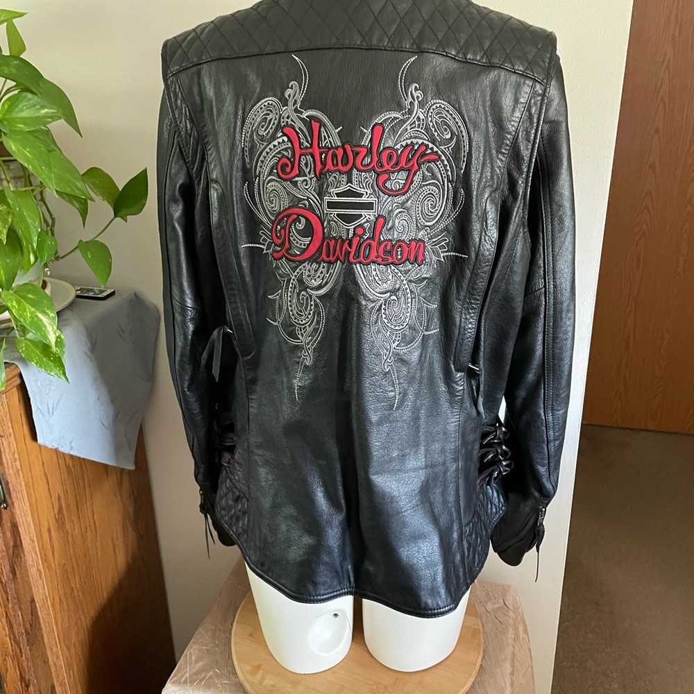 Harley-Davidson Ladies Leather Jacket W/ Red & Gray Design. Sweatshirt included - Picture 3 of 16